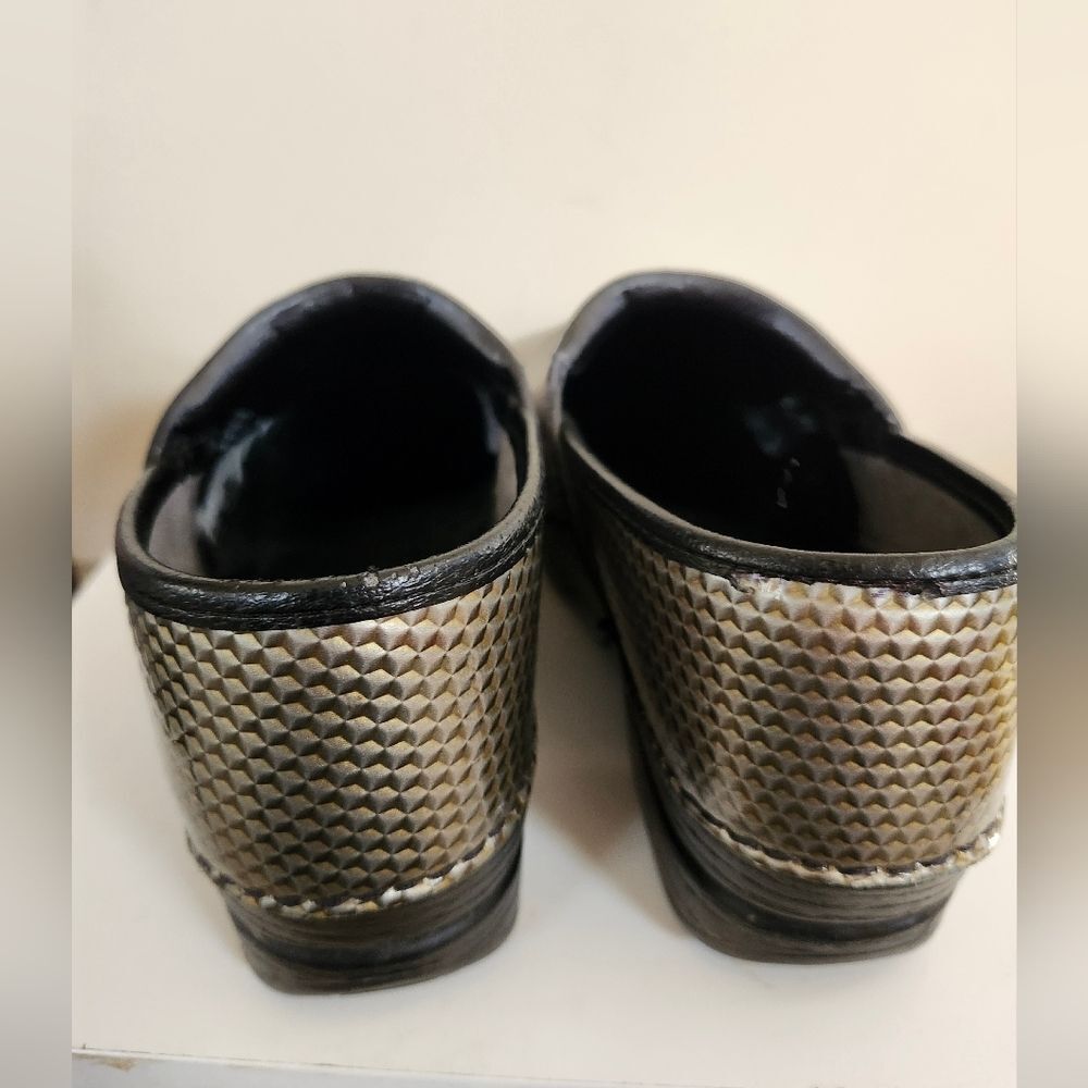 Dansko " XP" Waterproof Metallic Taupe Gray Closed Back Clogs SZ.38/8 Ret.$155 - Picture 3 of 8